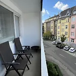 Zentrales und renoviertes Apartment nähe Medienhafen mit Balkon