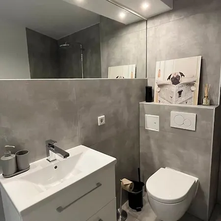 Apartment Zentrales Und Renoviertes Naehe Medienhafen Mit Balkon