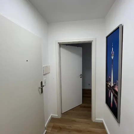 Zentrales Und Renoviertes Naehe Medienhafen Mit Balkon Apartment Dusseldorf
